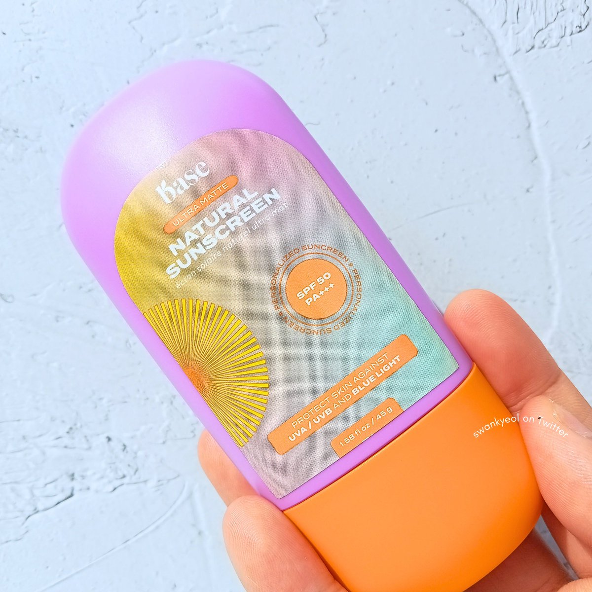 swankyeol's tweet photo. โข Review
Gampang diblend dan ada cooling sensation gitu di wajah aku, unik ga sih? Lembabnya pun dapat juga
Pastiny gak bikin kusam dan ga makin berminyak jg. Malahan nahan minyak bgt di wajah aku yg super oily ini. Apply sekitar mata jg gak perih
#BaseSunscreen #Itsmybase https://t.co/5wpK1TMB7q