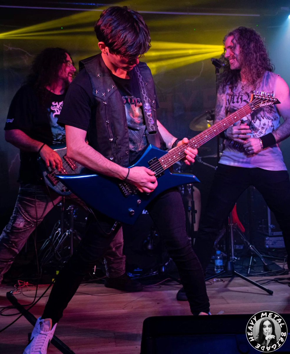 Típica conspiración maligna a espaldas del guitarrista de la banda...

📷 <a href="/HMetalBrigade/">Heavy Metal Brigade</a> en #SalaAcapulco 

#Monasthyr #NWOTHM #MalditoRecords #HeavyMetal #HardRock #Metalhead #Gijón #Xixón #EternoLinaje #HeavyRock #MetalLife #ConciertosEnAsturias #VocesDelHeavyMetal