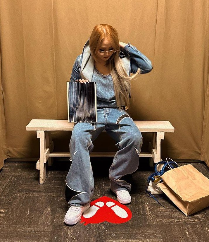 lchaerinvids's tweet photo. sitting like she wants to attract woman 🥵 https://t.co/NPUMYlw1IN