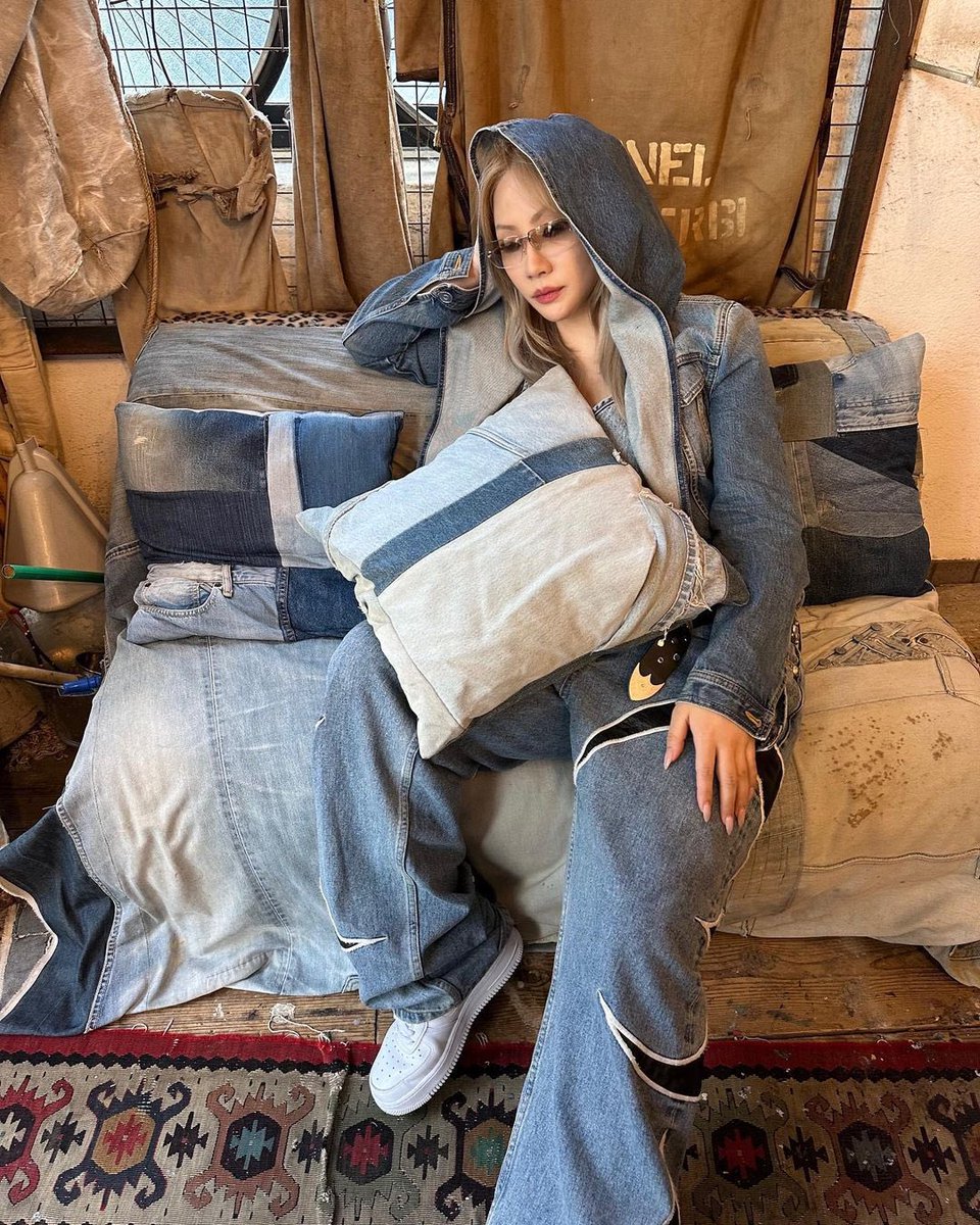 lchaerinvids's tweet photo. sitting like she wants to attract woman 🥵 https://t.co/NPUMYlw1IN