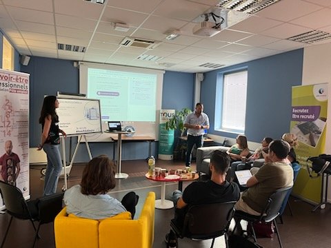 ✅️Hier soir #avecPôleEmploi la #Team Entreprises [🙍‍♀️Marion &amp; 👱‍♀️Hélène] de Tours 2 Lions @poleemploi_RCVL  a invité les employeurs pour 🤝 sur des 📒 comme  #immersion prof, #afpr #emploi francs.. 👍🤝👏 📶Résultat : Des employeurs ravis 💯 <a href="/Emmanuelle_Sade/">Emmanuelle Sadé</a> <a href="/ErickKraemer/">Erick KRAEMER</a>