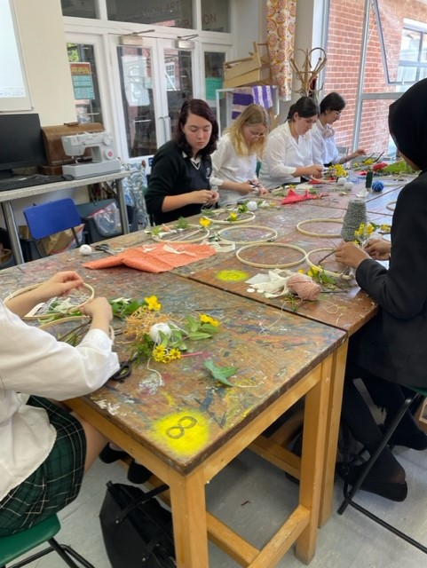 MillaisSchool's tweet photo. Year 10 Textiles students enjoyed a trip to Collyer's College. They learnt about sustainability and the enviromental impact of fashion before participating in a weaving workshop. Materials used were recycled and biodegradable - including flowers they collected themselves. https://t.co/mgwokyzHXR
