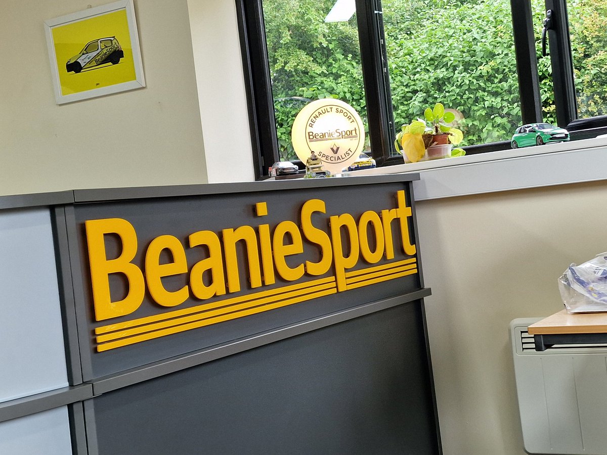 lukebb84's tweet photo. First trip to #Beaniesport today, SO MUCH #Renaultsport 😍🤤

#LiquidYellow #Clio182 https://t.co/XYooa6vvzu
