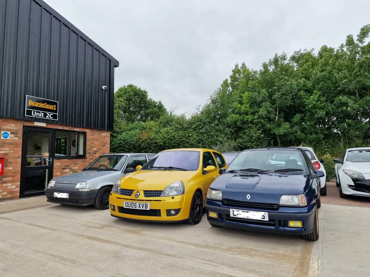 lukebb84's tweet photo. First trip to #Beaniesport today, SO MUCH #Renaultsport 😍🤤

#LiquidYellow #Clio182 https://t.co/XYooa6vvzu