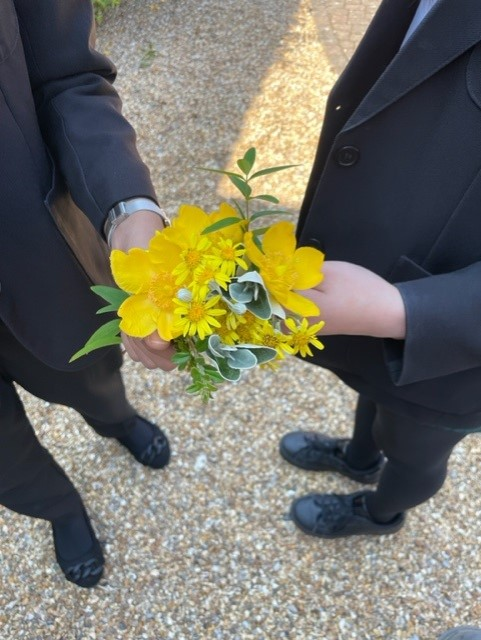 MillaisSchool's tweet photo. Year 10 Textiles students enjoyed a trip to Collyer's College. They learnt about sustainability and the enviromental impact of fashion before participating in a weaving workshop. Materials used were recycled and biodegradable - including flowers they collected themselves. https://t.co/mgwokyzHXR