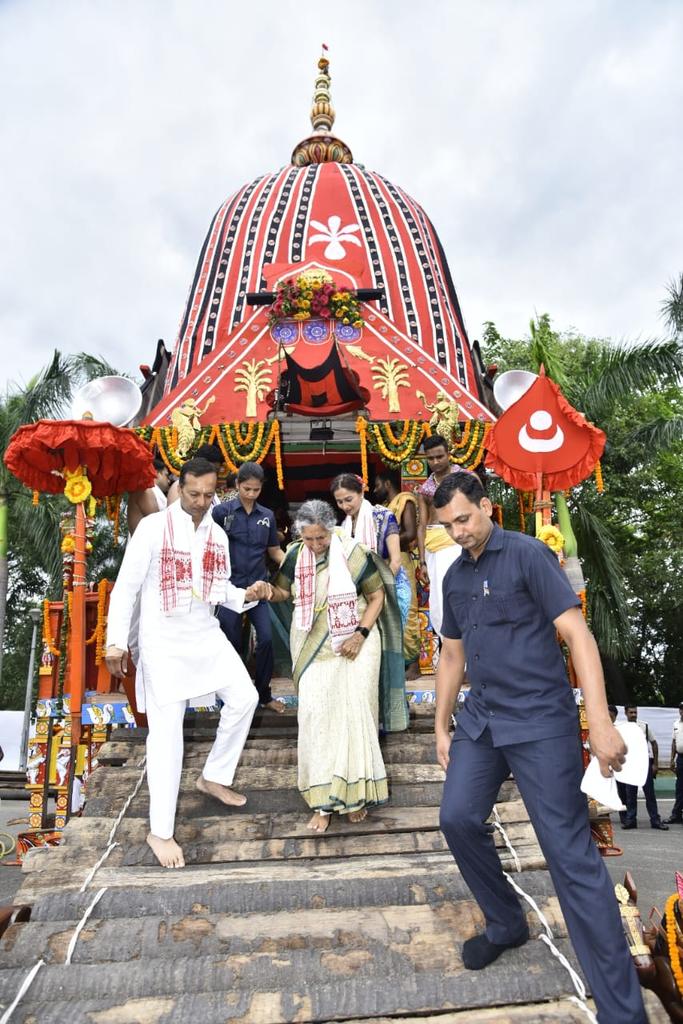 JindalFndn's tweet photo. Chhera Pahanra Niti (Holy Broom Service Rituals) performed by the Prime Servitor @MPNaveenJindal, Chairman @JSPLCorporate accompanied by @shallujindal20 Chairperson of @JSPLFoundation on chariots of Mahaprabhus during #BahudaYatra2023 at #DevaBhoomi Jindal Nagar, Angul.
#JayJagannath
@angul_dm @SP_Angul