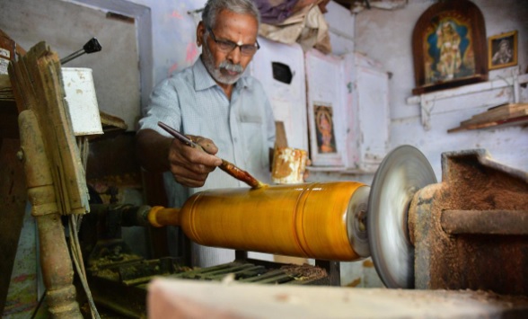 This Coimbatore carpenter handcrafts wooden clubbells, known as ‘karlakattai’. Read more: woodzon.com/this-coimbator…

#karlakattai #woodenproducts #woodwork #woodworking #woodart