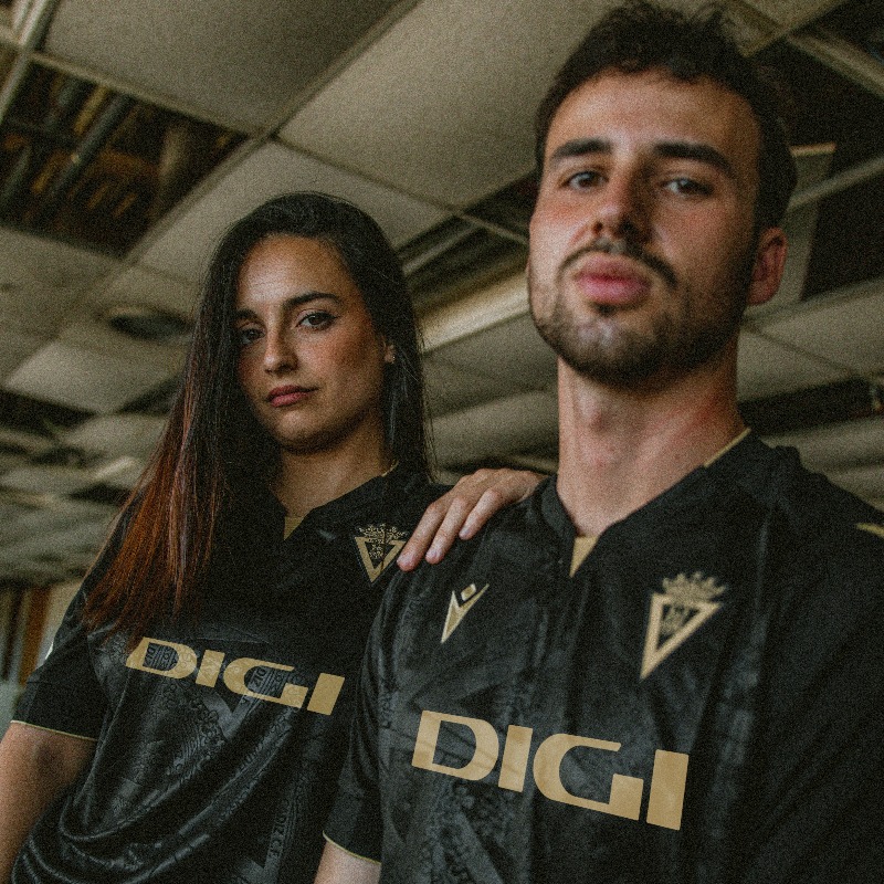 Cadiz_CF's tweet photo. El Cádiz Club de Fútbol ha presentado su segunda equipación para la temporada 2023/24.

#CádizGoldenBlack