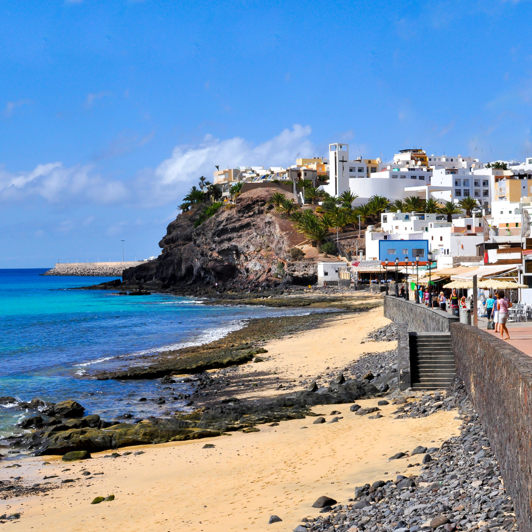 BlueSeaHotels's tweet image. Viajas a #Fuerteventura este verano? 🤔 Te recomendamos dar un paseo por el casco antiguo de #MorroJable, muy cerca de nuestro hotel BLUESEA Jandia Luz ✨. Encontrarás gran variedad de restaurantes que sirven gastronomía canaria y pescado fresco 🐟.

#Canarias