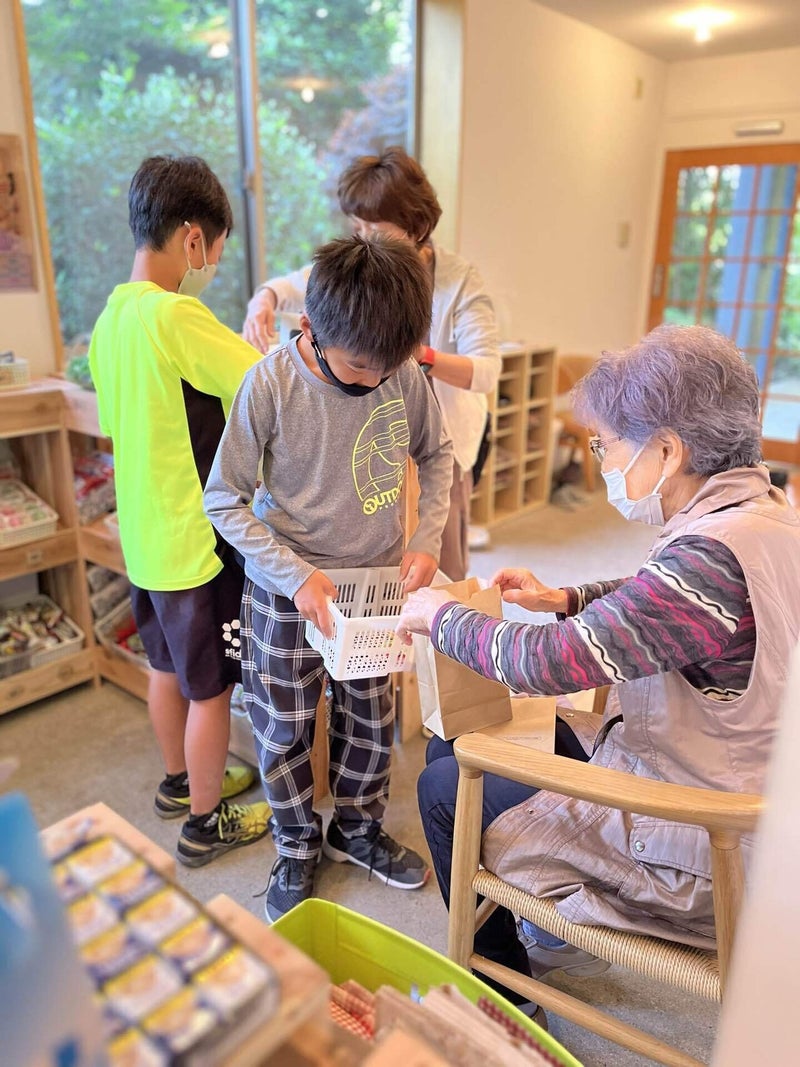 ginmokuse123's tweet photo. 駄菓子屋が子供たちで賑わっている様子など、銀木犀での日常をInstagramで更新中です！

https://t.co/a1xJsaTmAk

実際に銀木犀を見学できる7月1日の新卒向けイベントの申し込みもまだまだ受け付けています！

詳細▶https://t.co/6iTvqLw4jI

#銀木犀 ＃介護 ＃福祉 ＃新卒 ＃会社説明会 #就活 https://t.co/DmV1qVd2De