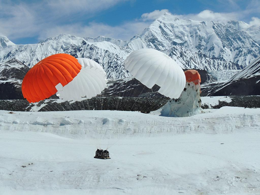 india_narrative's tweet photo. Air warriors assist in ensuring operational readiness & sustenance of #Siachen warriors deployed at World's highest & coldest battlefield: Northern Command, Indian Army
#INDefence #IndianArmy @NorthernComd_IA https://t.co/OsuX2bpAga