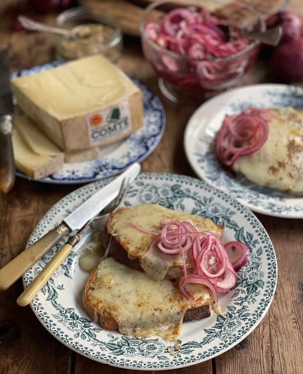 Its cooled down a touch so we'll be using the dip in °C as an excuse to eat this gorgeous gooey Comté rarebit from quick pickled red onions from <a href="/KarenBurnsBooth/">@Lavender and Lovage</a>. You can find the recipe on our website comtecheese.co.uk/recipe-starter…
