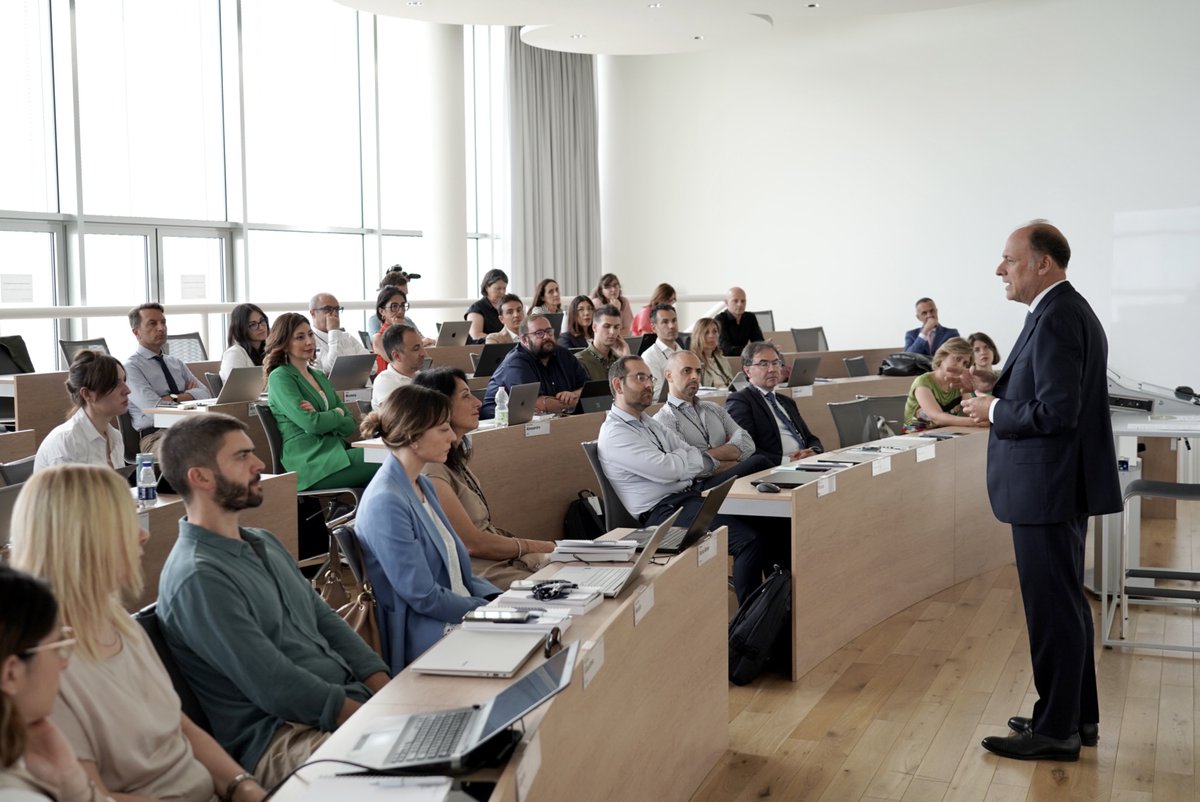 sdabocconi's tweet photo. Il Dean @ProfCaselli dà il benvenuto agli studenti executive di #EMMAP ricordando il modello di apprendimento personalizzato e l’importanza della formazione in aula. https://t.co/v9Tb5V6E3E