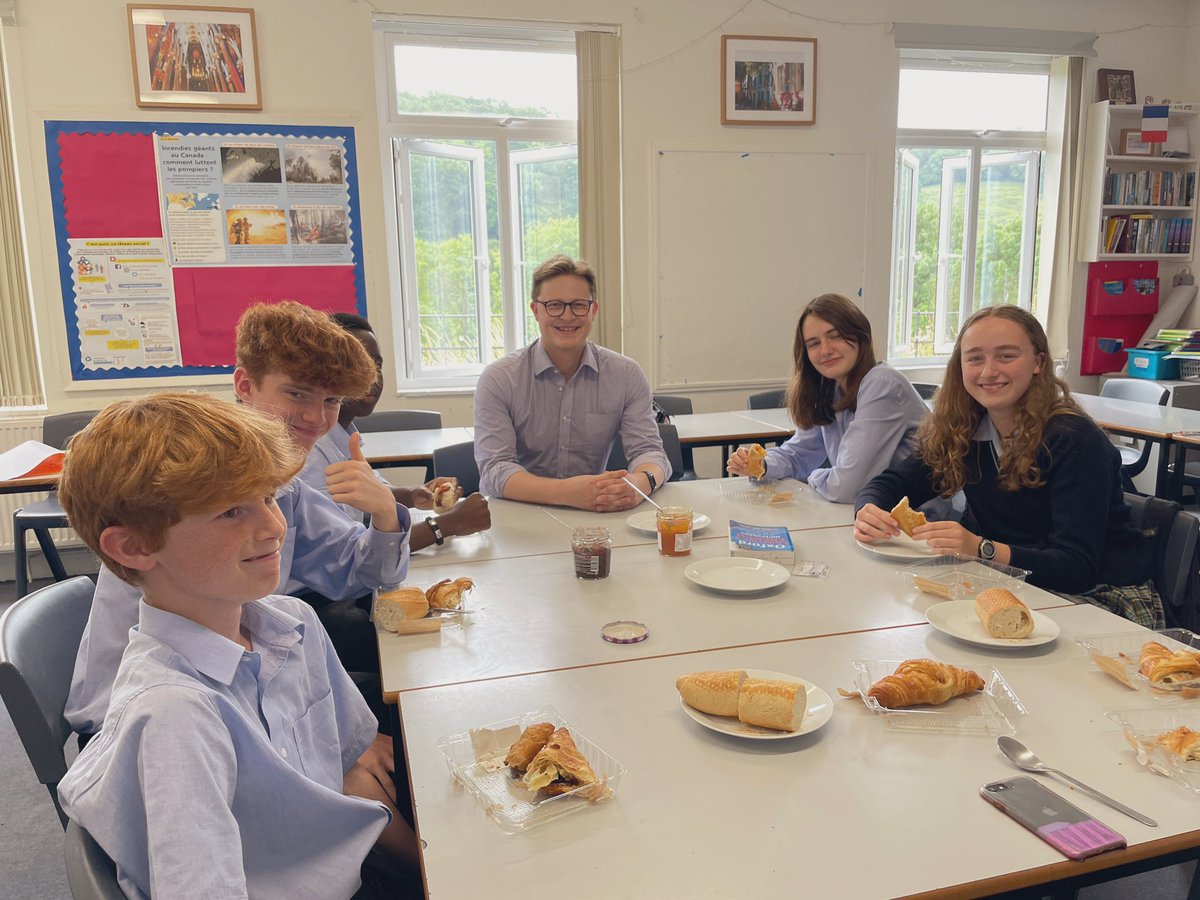 MonktonLang's tweet photo. Dernier cours avec #MonktonYear10 French students this year. A chance to reflect on the year and look forward to more fun and progress next year 🥐 https://t.co/kpxD546UeR