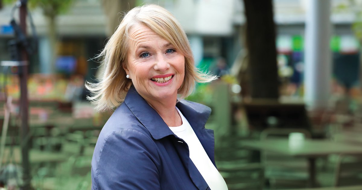 «Politik machen bedeutet für mich viel mehr, als eine Meinung zu vertreten. Ich trage Verantwortung für Menschen und baue Brücken für den Fortschritt.»
 
Ich freue mich auf meine Kampagne für eine weitere Legislatur als Nationalrätin in Bundesbern.
Sie möchten mit mir das