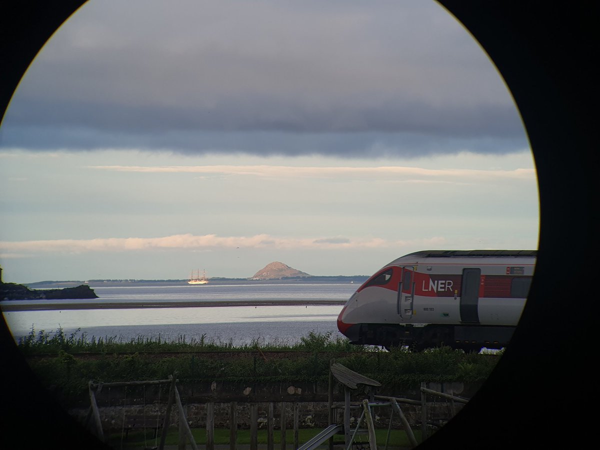 Last night in #Burntisland
.
#ghostship, @LNER, #BerwickLaw, #playpark
🚅
#ScotlandByRail #BurntislandStationStudio #CommunityRailChampion
.
@ScotRail @TLocallyBurntis @CommunityRail @seatsixtyone @FlightFreeUK @SeabirdCentre @NBinBloom @ScotsMagazine @FCCTrust @NetworkRailSCOT