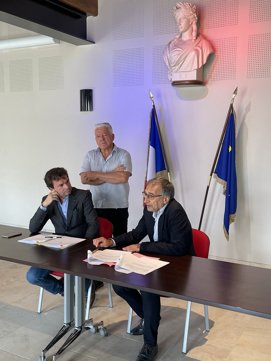 OrangeBFC's tweet image. ✏️Signature de la charte d’#élagage 🌳entre Orange et l'Association des Maires de Côte d’Or [ @21Amf21 ] Renforcer l’élagage à proximité des réseaux aériens pour améliorer la qualité des services de communication en zones rurales. 
Pour rester branché, élaguez!
#Qos #réseau