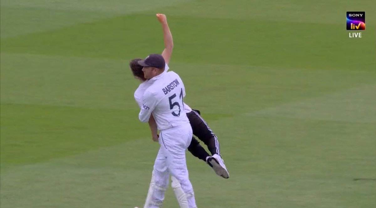 CricCrazyJohns's tweet photo. Bairstow carrying one of the oil protestors off the field. https://t.co/gVDR10uOgC