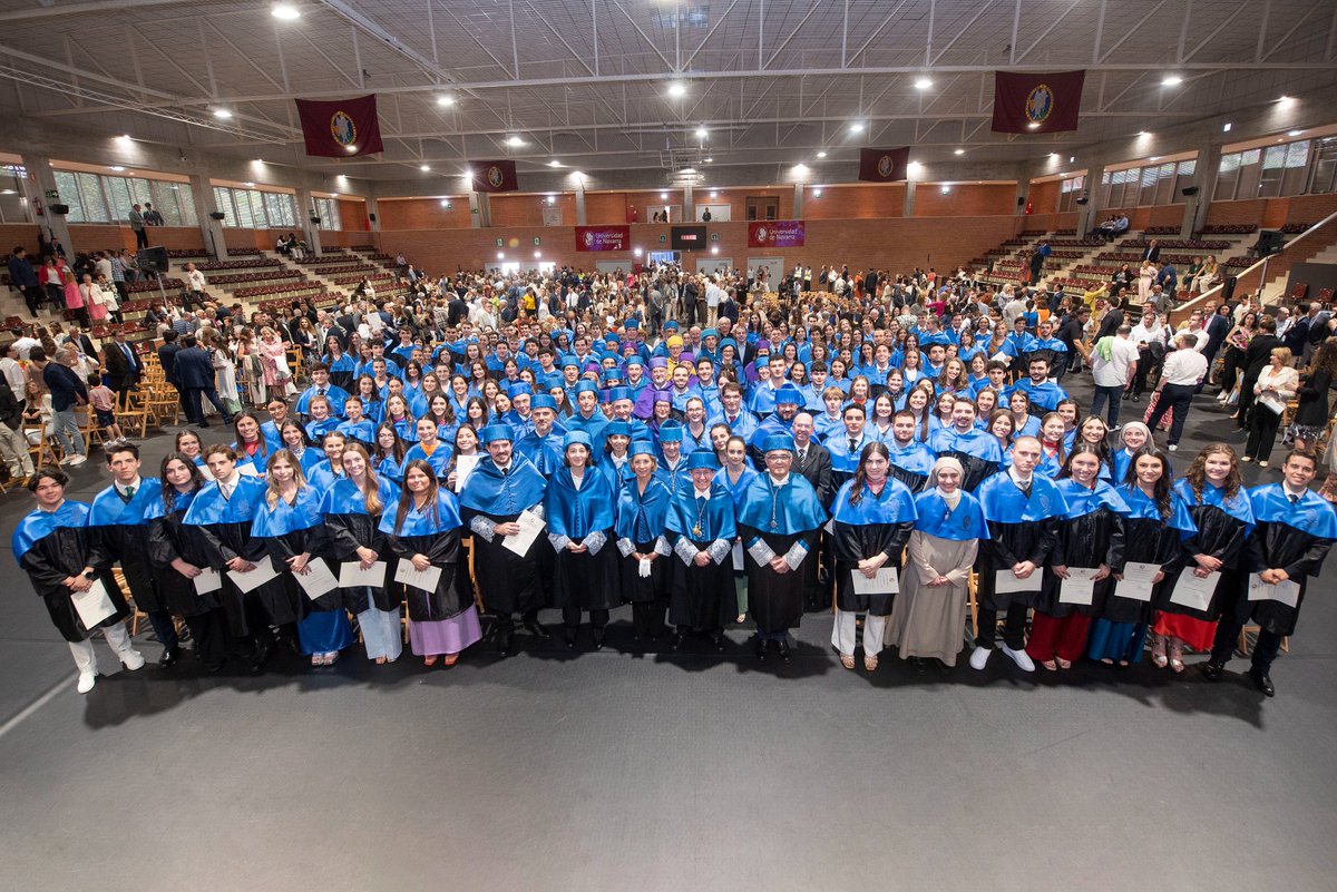 cienciasunav's tweet photo. Este año se han graduado 144 estudiantes en la Facultad de Ciencias. Ahí van algunas fotos del acto académico: https://t.co/a1HvAEE5mM https://t.co/zBYHXU7LMg