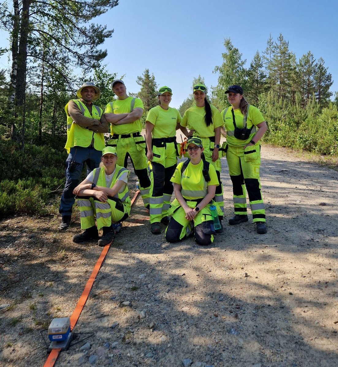 Miltä näyttää kesä kentällä? 🌞 Korkeakouluharjoittelijamme ovat päässeet vauhtiin, ja heidän tunnelmiaan työn ääreltä voi seurata mm. Instagramissamme (geologicalsurvey_fi). Kuvassa Kauhajoella seismisiä mittauksia tehnyt tutkija- ja harjoittelijatiimi. #GTKpeople #VKD2023