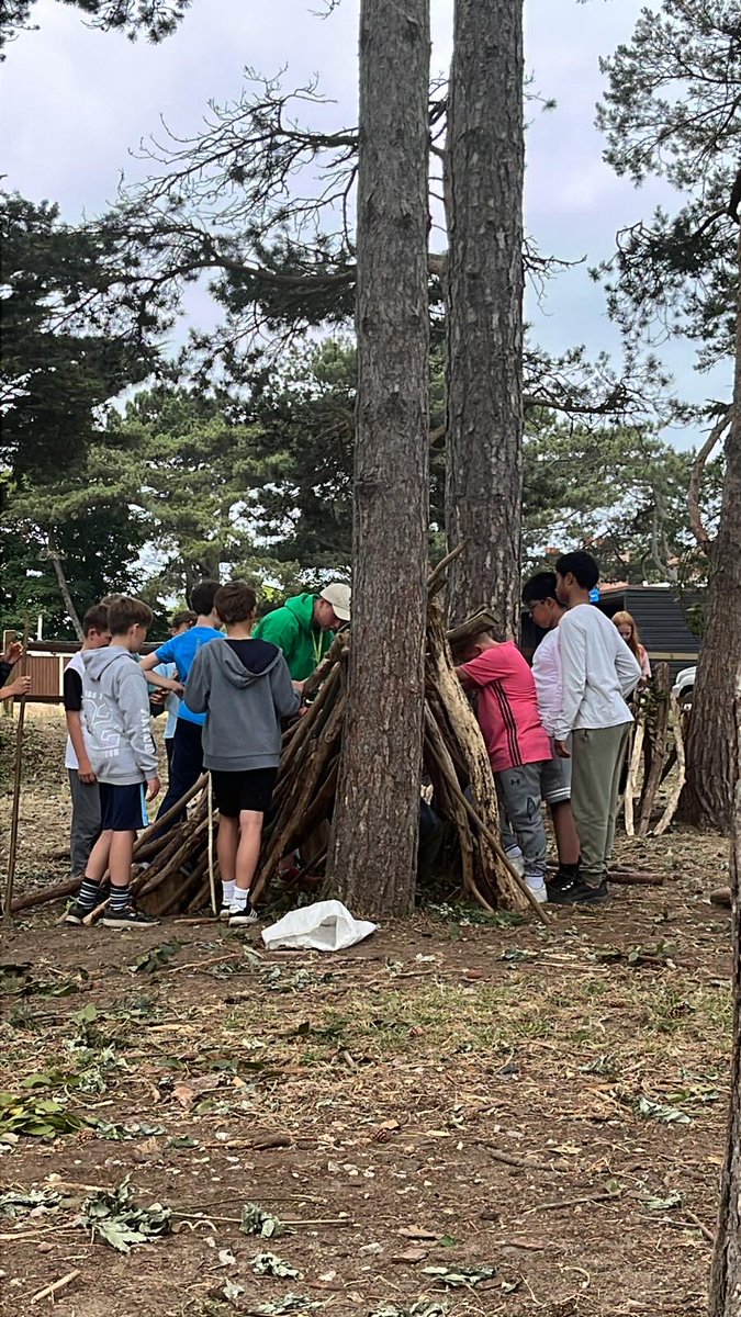 ReedsRev's tweet photo. House &amp; Gardens: Shelter building and fencing 😆 An ideal combo! https://t.co/XW2J70wgey