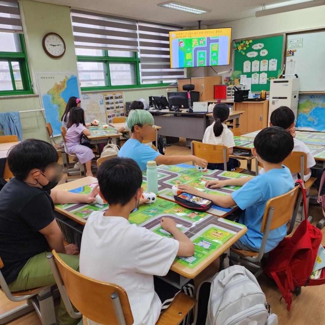 MatataStudioEDU's tweet image. Great to see the children at this Korean Elementary School enjoying learning with the Tale-Bot Pro and developing their coding skills 🤖🇰🇷
Read more on their website blog.naver.com/dain_education…
#talebotpro #CodingLikeABC #STEMeducation #stemkids #HandsOnCoding #learncoding