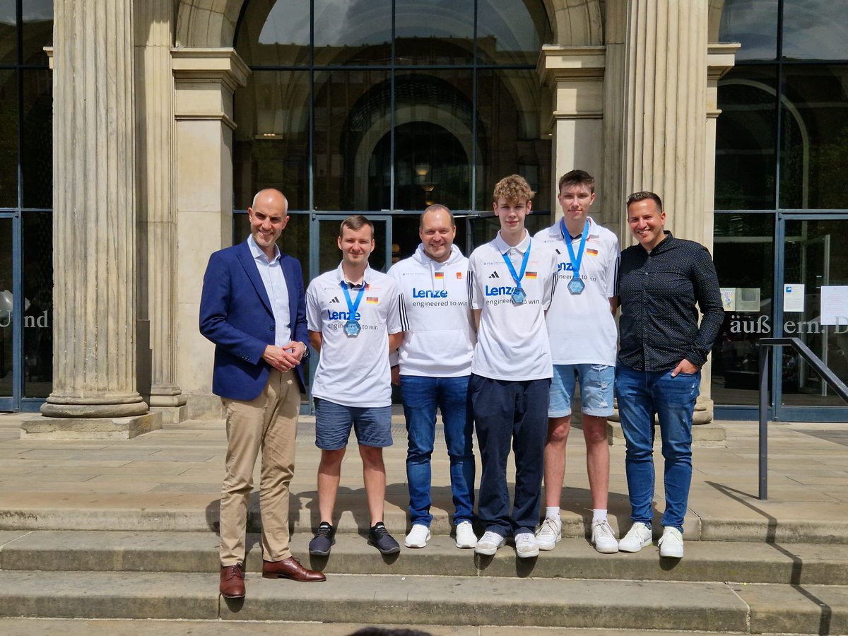 Dr. Buhmann Schule & Akademie (@drbuhmann) on Twitter photo Auszeichnung für unsere #ESport-Weltmeister: Hannovers Oberbürgermeister <a href="/BelitOnay/">Belit Onay</a> hat unser Team bei den #SmartCityDays geehrt. Vor gut zwei Wochen wurde das Team der Dr. Buhmann Akademie bei den #CRLWorlds Uniliga-Weltmeister in Dallas. <a href="/UniRocketeers/">UniRocketeers</a> <a href="/uniligaGG/">Uniliga</a> Auszeichnung für unsere #ESport-Weltmeister: Hannovers Oberbürgermeister <a href="/BelitOnay/">Belit Onay</a> hat unser Team bei den #SmartCityDays geehrt. Vor gut zwei Wochen wurde das Team der Dr. Buhmann Akademie bei den #CRLWorlds Uniliga-Weltmeister in Dallas. <a href="/UniRocketeers/">UniRocketeers</a> <a href="/uniligaGG/">Uniliga</a>