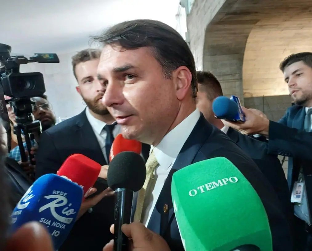 🚨 Política:
Flávio Bolsonaro critica julgamento de inelegibilidade do pai e diz que 'legado' do ex-presidente vai muito além