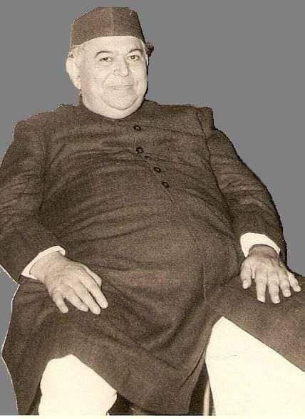 मित्रो आईए आपको एक ऐसे महा सूवर के बारे मे बताता हूॅ... जो वामपंथी प्रोफेसर था और उसने भारतीय इतिहास की किताबो मे किस प्रकार उलटफेर फेर कराया और इन्दिरा गाधी ने वामपंथियो का सहयोग लेने के लिए इसको केन्द्रीय शिक्षा मंत्री बनाया बाद मे यह राज्यपाल भी रहा इसका नाम था "प्रोफेसर