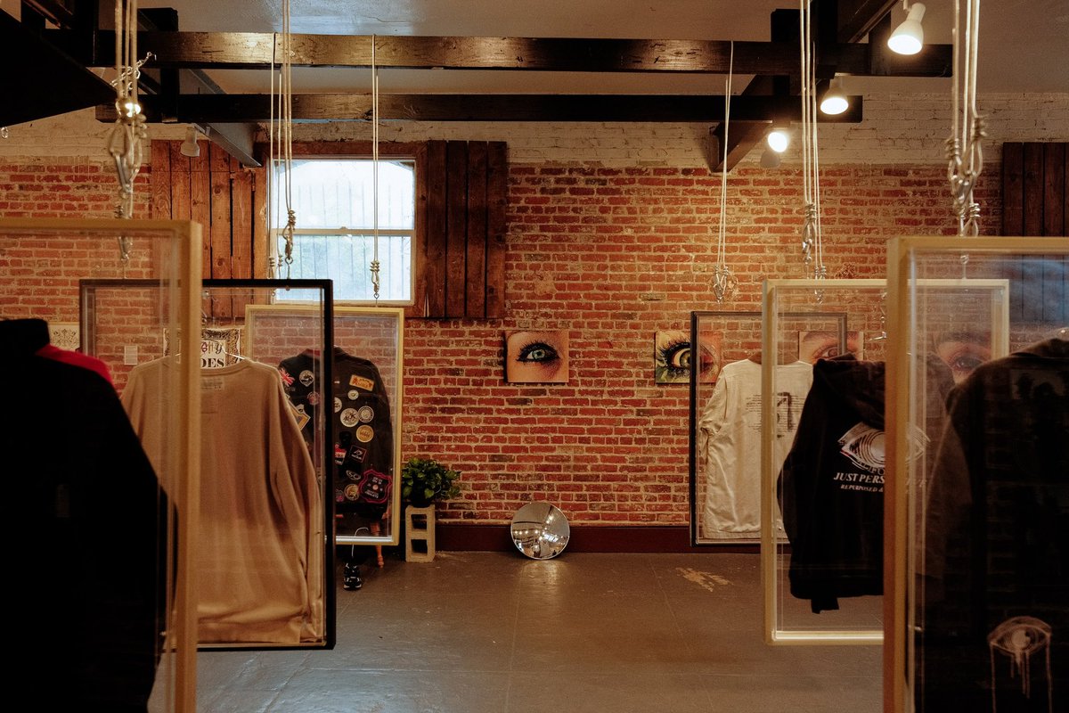 justperspectiv3's tweet photo. 𝑻𝒉𝒆 𝑮𝒂𝒍𝒍𝒆𝒓𝒚 👁️🚶🏾🖼️

For 𝓒𝓐𝓢𝓣𝓞𝓕𝓕 𝓛𝓤𝓧𝓤𝓡𝓘𝓔𝓢, we divided the rooms into a 𝐆𝐚𝐥𝐥𝐞𝐫𝐲, 𝐏𝐞𝐫𝐟𝐨𝐫𝐦𝐚𝐧𝐜𝐞 𝐒𝐩𝐚𝐜𝐞, 𝐚𝐧𝐝 𝐏𝐨𝐩-𝐔𝐩 𝐒𝐡𝐨𝐩. We wanted to give our 𝐂𝐨𝐦𝐦𝐮𝐧𝐢𝐭𝐲 + 𝐂𝐨𝐥𝐥𝐞𝐜𝐭𝐢𝐯𝐞 the opportunity be in their own limelight https://t.co/iZLKG2Dngc