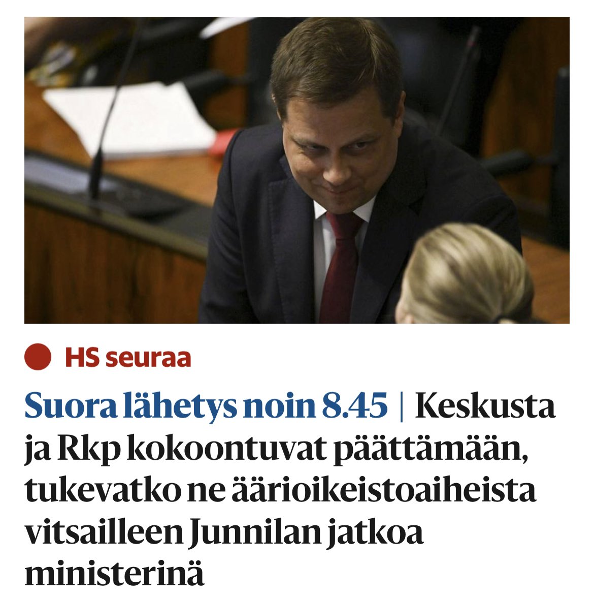 Mikä tämä otsikko on? Ko henkilö on ollut mm. juhlapuhujana uusnatsien tilaisuudessa ja kutsunut Suomen sisulaisia eduskuntaan. Ei tässä mistään vitsailusta ole kyse. Nimenomaan perussuomalaiset itse kuittaavat kaiken huumorilla, median ei tulisi tehdä samaa.