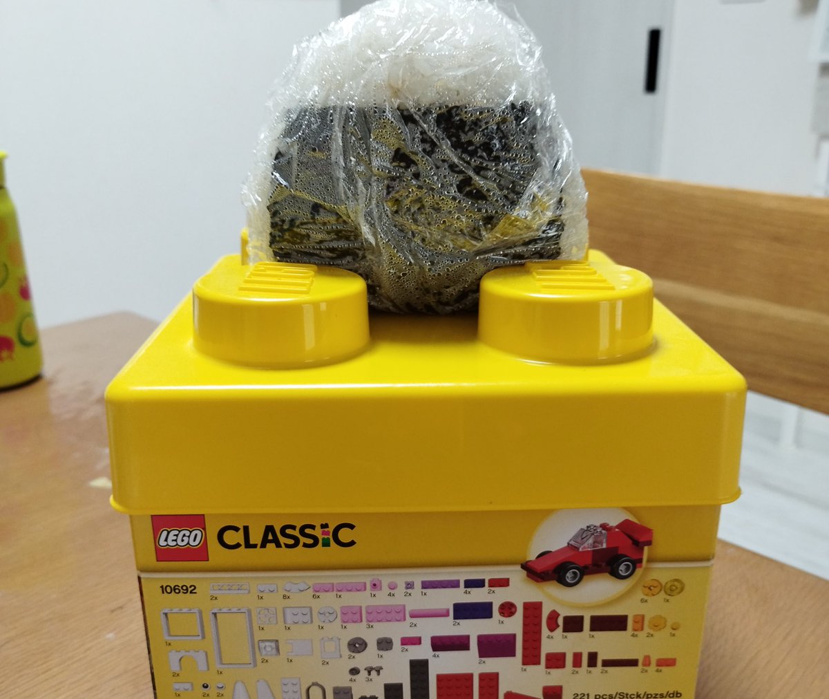 夫が握った巨大おにぎり https://t.co/1bBxoDngww