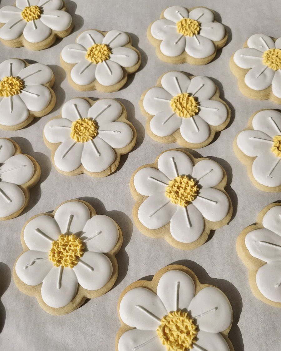 estheticviews's tweet photo. flower cookies 🌼 https://t.co/LLGah59nZZ