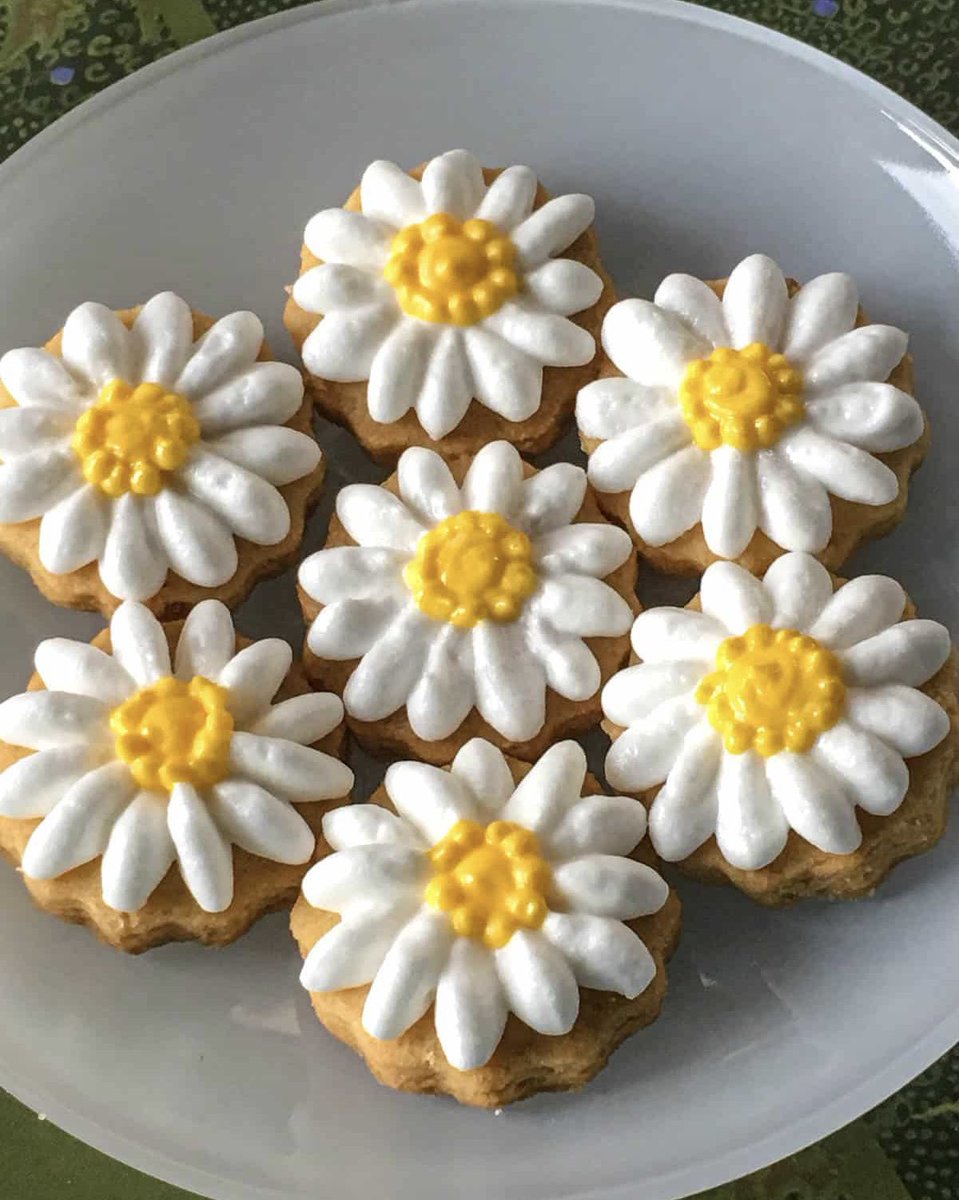 estheticviews's tweet photo. flower cookies 🌼 https://t.co/LLGah59nZZ