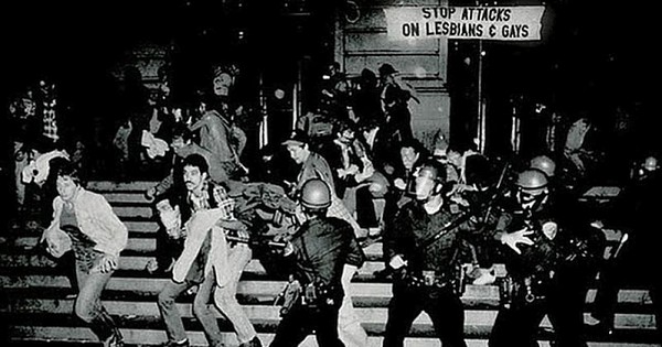 Heute ist #StonewallDay: heute vor 54 Jahren wehrten sich Queers, Trans, sexworkers of color (dito a few cis gays) gegen 1 Bullenrazzia auf das vielen von uns einen Zufluchtsort bietende #StonewallInn.

Dieser Kampf war kein 'friedlicher': sondern #StonewallWasARiot. Never forget