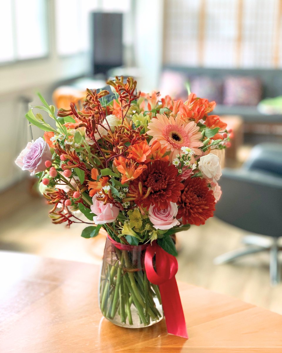 Let vibrant red blooms transform your home into a haven of beauty and passion. Each petal whispers tales of love and unyielding beauty. 💖✨
#freshflowers #floralarrangement #floraldesign #vibrant #red #flowersubscription #gerbera #rose #passion #love #floristsg #flowerdelivery