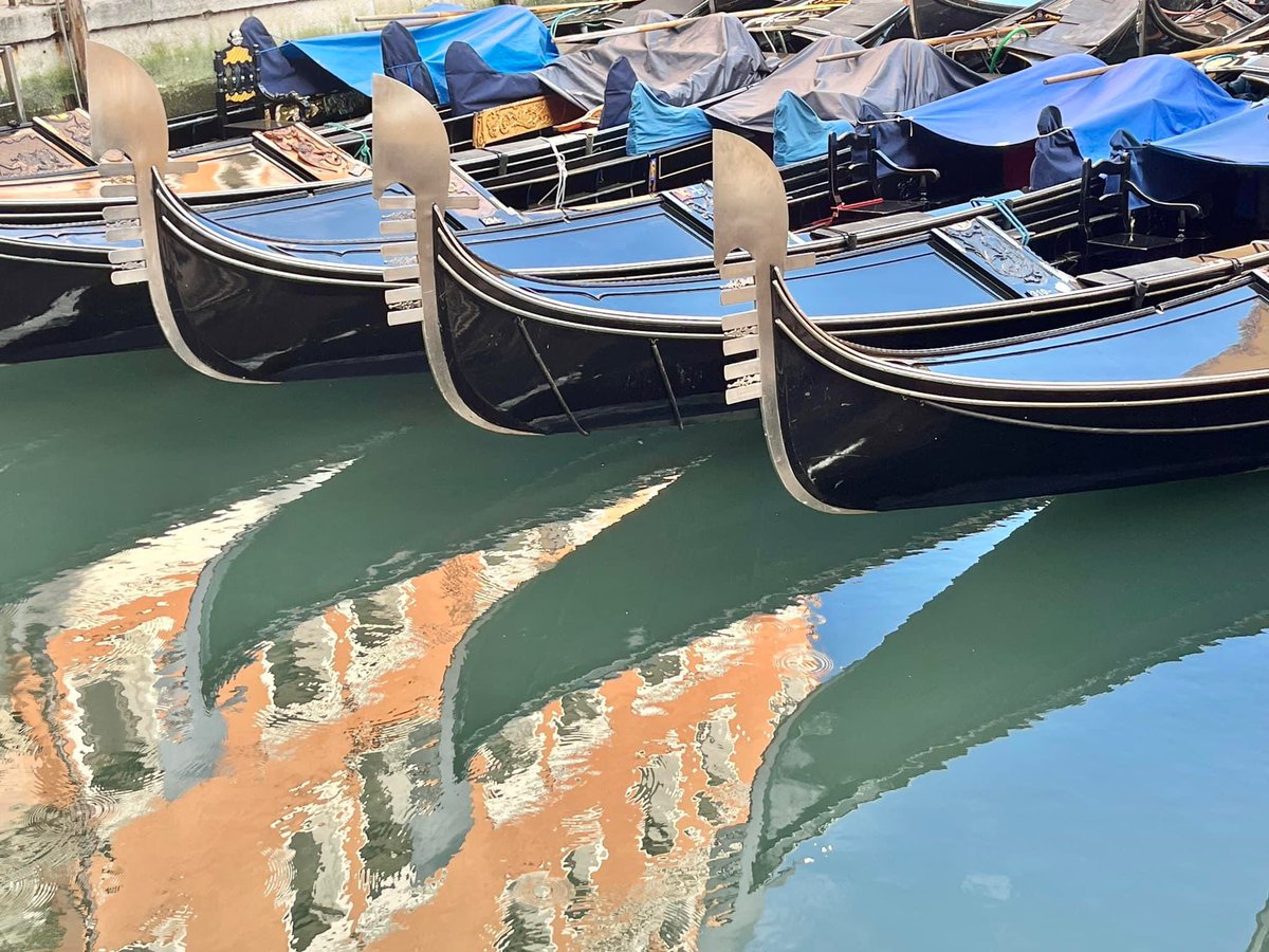 Gondole riflesse 
#passeggiandopervenezia
#venice #veniceitaly #tour  #Holidays #tourism  #italy #italyvacations #veniceholiday #secretvenice #photowalk #reflection