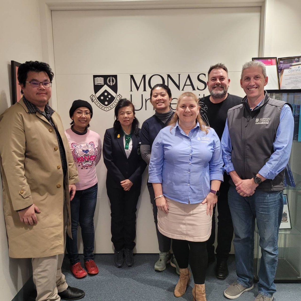 🚑Great to host our Medical Director colleagues from Navamindradhiraj University, Bangkok this week exploring all things paramedicine.  Thanks to @DrLouReynolds @expensivecare @mattshep71 @FireRescueVic for your support as always😀

@MonashUni @Monash_FMNHS @SaferCareVic