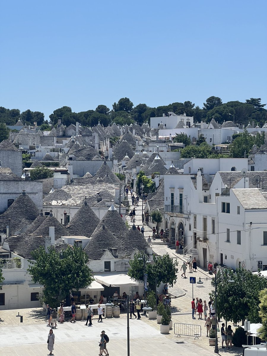 Bieordinary22's tweet photo. ไป Alberobello มาแหละ นี่ว่าเมืองน่ารักดี เพราะตอนที่ครอบครัวอยากไปชั้นคือ skeptical มาก เพราะมันคือเมือง ‘ท่องเที่ยวๆ’ คิดออกมะ แต่พอไปจริงคนไม่เยอะมากขนาดนั้น ราคาอาหารไม่แพงกว่าเมืองอื่นแถมอร่อยด้วย เจลาโต้ร้านที่ลองคือที่สุด สรุปชอบ แต่คิดว่าไม่ไปซ้ำ https://t.co/nO7NhrXdQQ