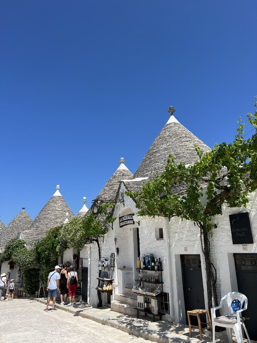Bieordinary22's tweet photo. ไป Alberobello มาแหละ นี่ว่าเมืองน่ารักดี เพราะตอนที่ครอบครัวอยากไปชั้นคือ skeptical มาก เพราะมันคือเมือง ‘ท่องเที่ยวๆ’ คิดออกมะ แต่พอไปจริงคนไม่เยอะมากขนาดนั้น ราคาอาหารไม่แพงกว่าเมืองอื่นแถมอร่อยด้วย เจลาโต้ร้านที่ลองคือที่สุด สรุปชอบ แต่คิดว่าไม่ไปซ้ำ https://t.co/nO7NhrXdQQ