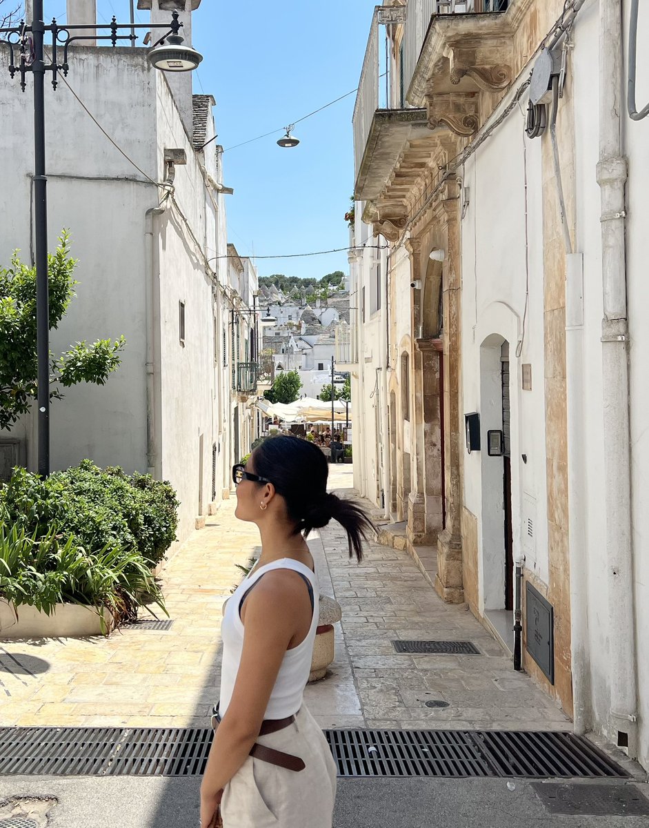 Bieordinary22's tweet photo. ไป Alberobello มาแหละ นี่ว่าเมืองน่ารักดี เพราะตอนที่ครอบครัวอยากไปชั้นคือ skeptical มาก เพราะมันคือเมือง ‘ท่องเที่ยวๆ’ คิดออกมะ แต่พอไปจริงคนไม่เยอะมากขนาดนั้น ราคาอาหารไม่แพงกว่าเมืองอื่นแถมอร่อยด้วย เจลาโต้ร้านที่ลองคือที่สุด สรุปชอบ แต่คิดว่าไม่ไปซ้ำ https://t.co/nO7NhrXdQQ