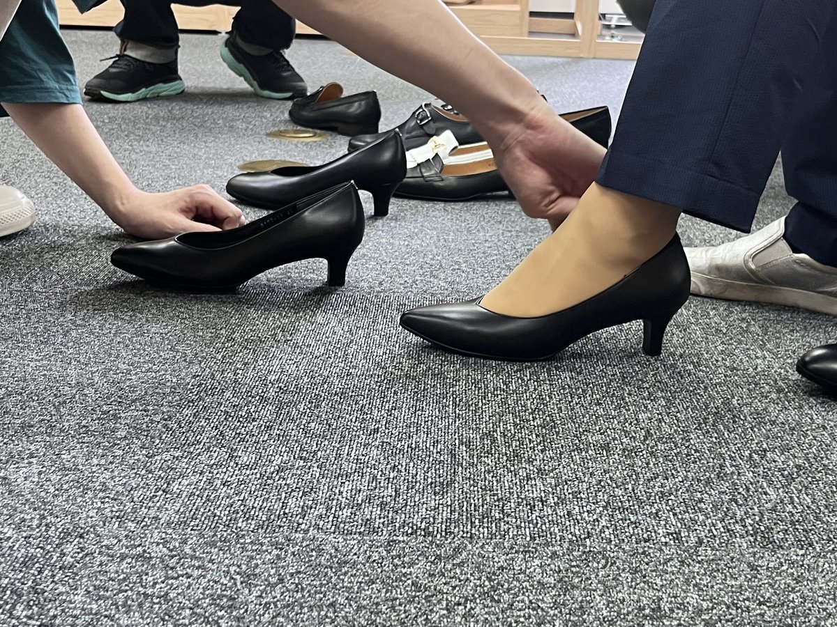 rabokigoshi's tweet photo. 来年春（ #24SS ）の新商品開発に向けて足入れ確認をしています。
デザイナーと、メーカー様とですり合わせていきます。
ミリ単位の修正を可能にする職人技も凄いです。。
#ラボキゴシ 
#パンプス 
#婦人靴 https://t.co/BilX3S0UVy