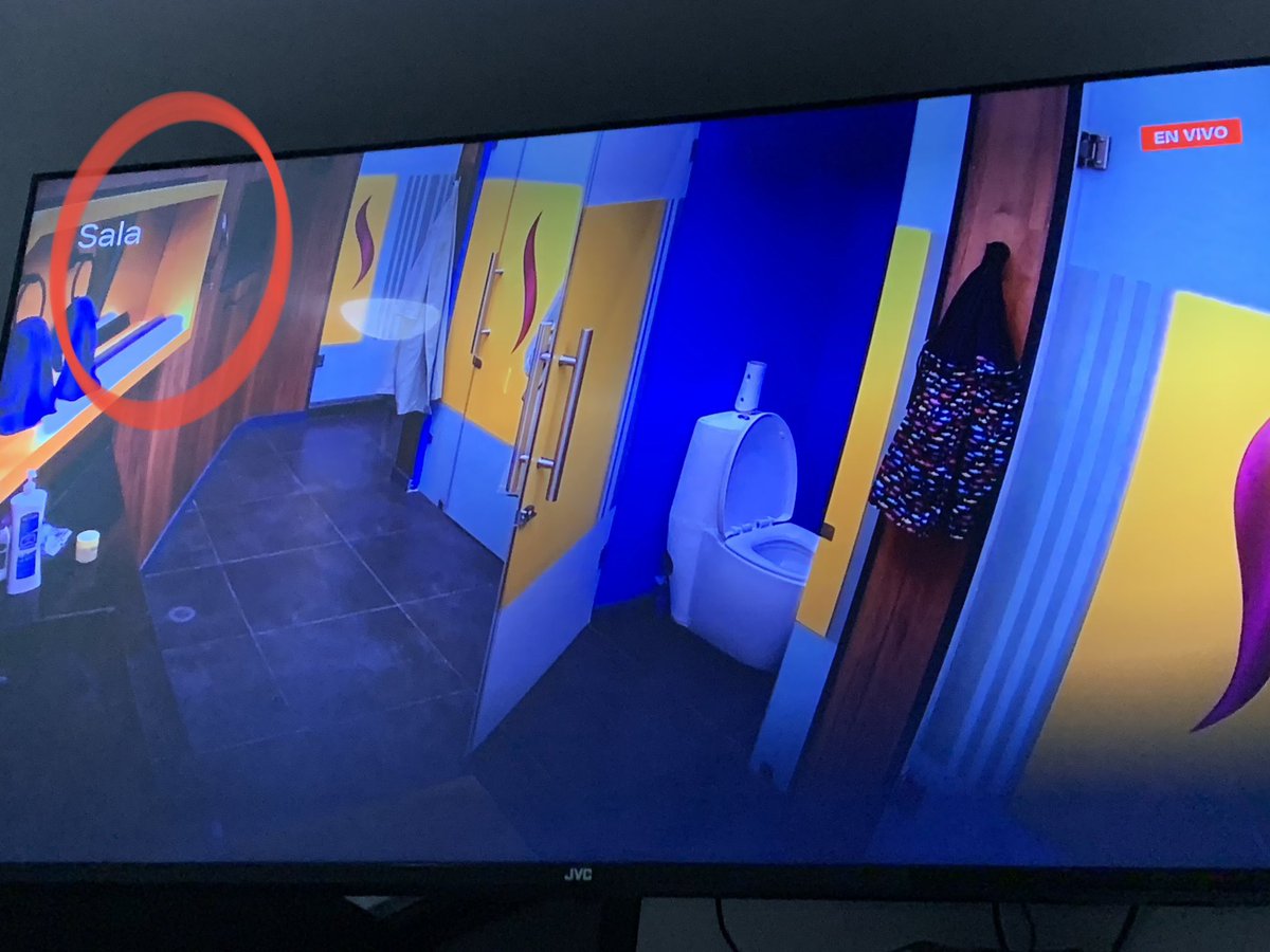 Alex_Velasco_M's tweet photo. @LaCasaFamososMx cada día esto está peor !!! Y uno paga para ver esto ???  Ninguna toma con los habitantes !!! De verdad están tan PENDEJOS @Televisa #LaCasaDeLosFamosoMx https://t.co/lEgxcwjePP