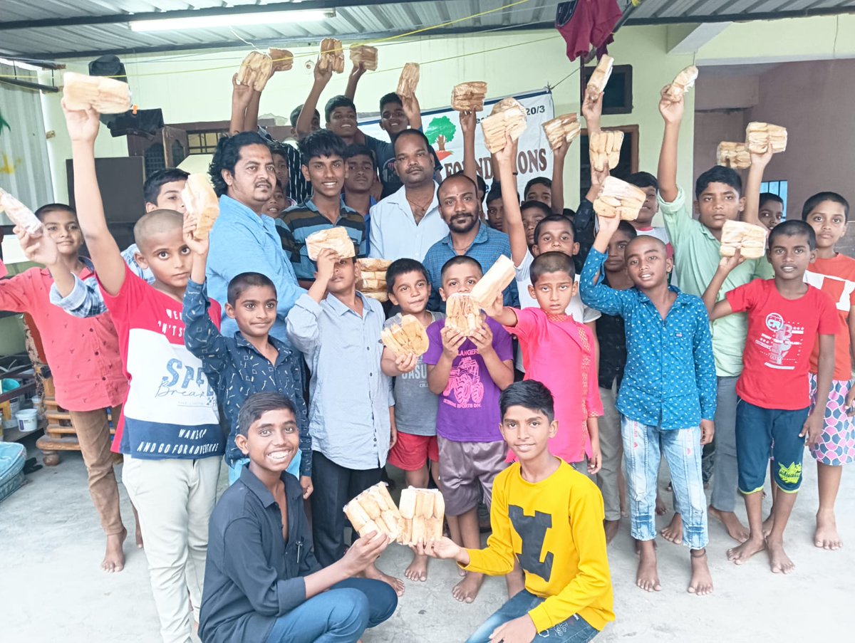 rakeshnayee235's tweet photo. #orphan #home #free #Hair #cutting #service by #Vi #For #Orphans #Foundation #Team &amp; #distributed #Snacks on Tuesday 27-06-23 https://t.co/k594oYmOre