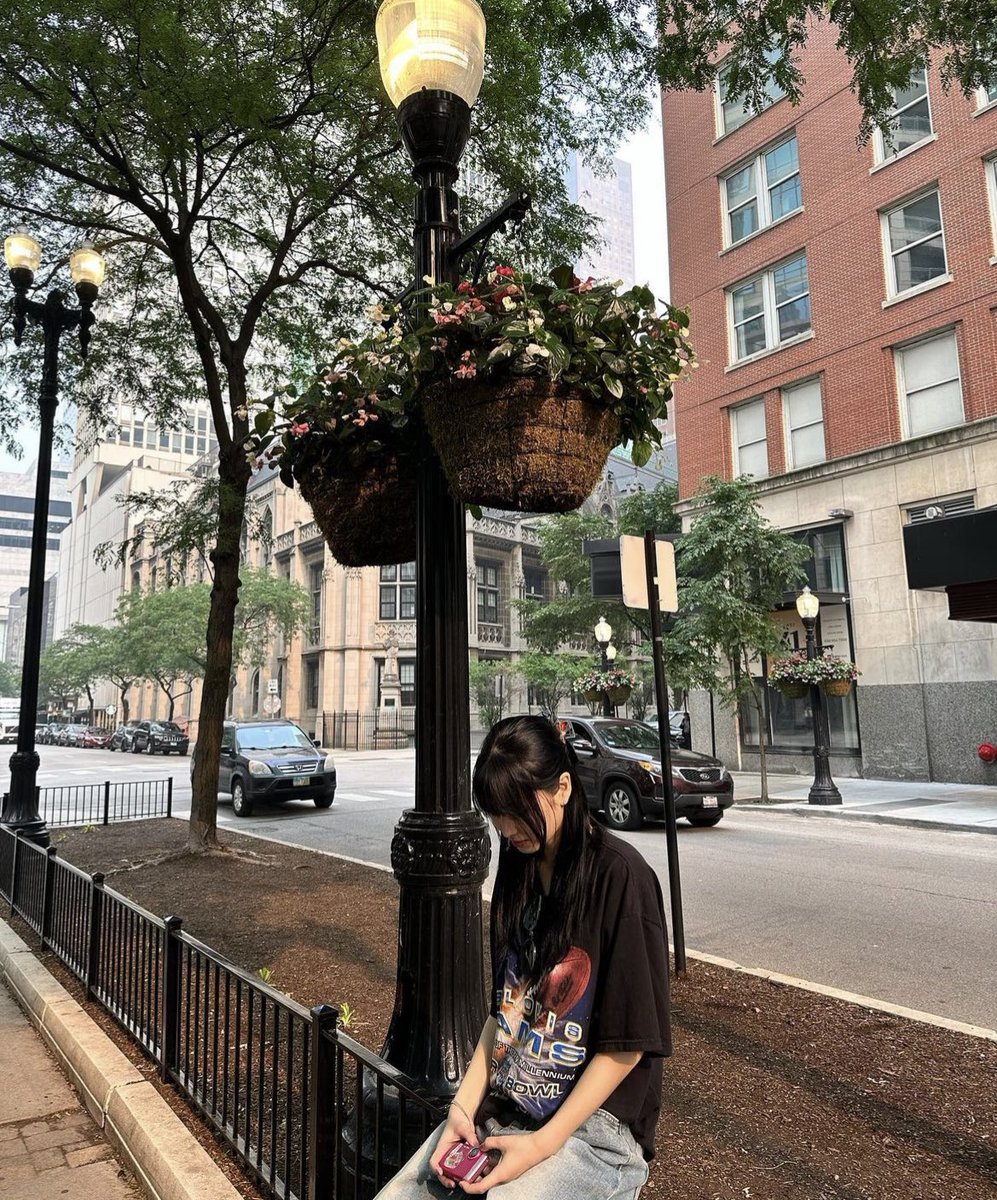 Her love for posing at the street pole is crazy 🤭

#TWICE #MOMO