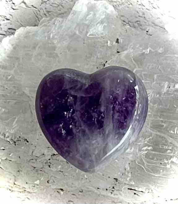 USilbey's tweet image. Selenite and amethyst will help us open to the higher spiritual planes without the fear of losing ourselves. After all, there is nowhere for the Self to go since our essential Self is without beginning or end. #essentialself #crystalhealing  #theultimateguidetocrystalsandstones