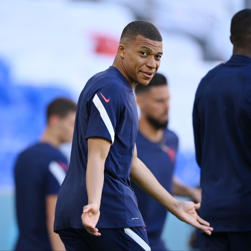 AnfieldWatch's tweet photo. Liverpool said to be readying a €300m package to rival Real Madrid for Kylian Mbappe 🤣

More here 👇