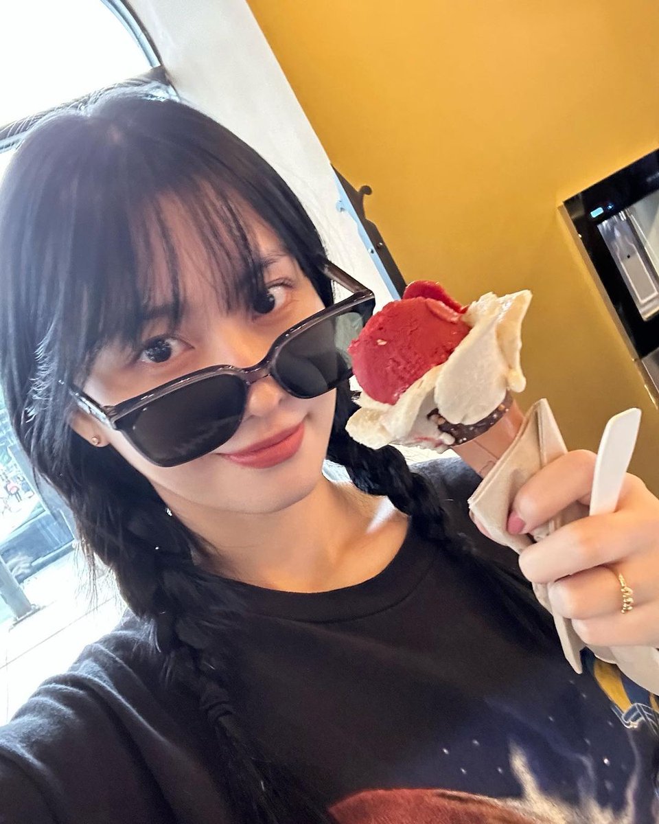 SubjectKpop's tweet photo. Momo's Instagram update

"Photos taken by mother and father📹🦋"

#TWICE #트와이스 @JYPETWICE https://t.co/0e2Y50Ng8X