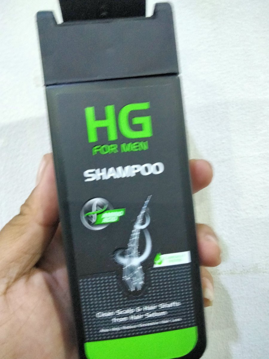 ebyfebryy's tweet photo. @ohmybeautybank Kak wajib cobain shampoo HG for men, bisa mengurangin rambut rontok dan nebelin rambut. Aku kemaren beli di guardian dan skrg baby hair udh pada numbuh. https://t.co/kKXpd2myIA