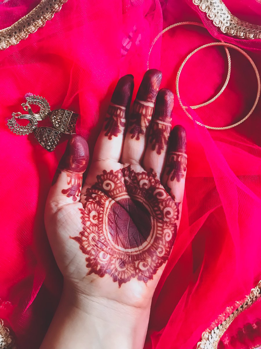 DDikshya97's tweet photo. Gravitate towards the things you love ❤️ 
#hennaart #art #indianaesthetics https://t.co/Wspyo7rrBt